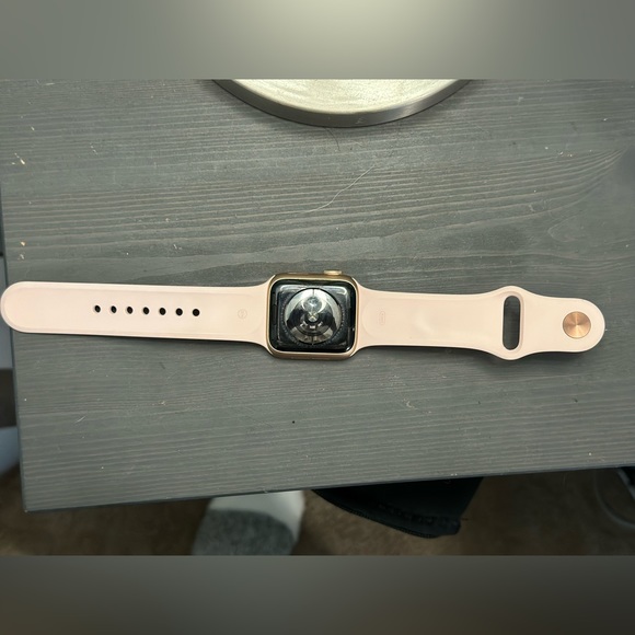 Selling this APPLE SERIES-4 (40-MM) SMARTWATCH
WITH GPS. - Picture 3 of 6